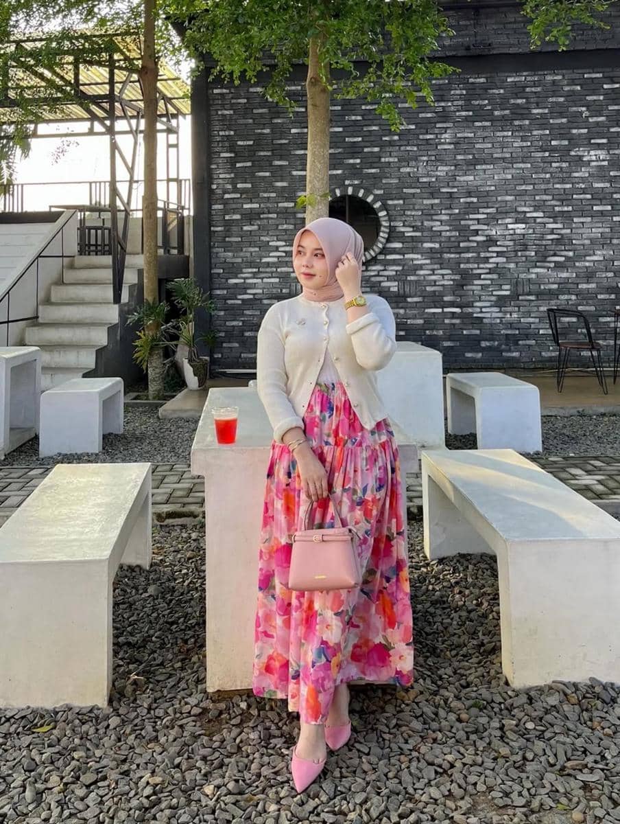 potret ide OOTD floral nuansa pink ala Cindy Novika