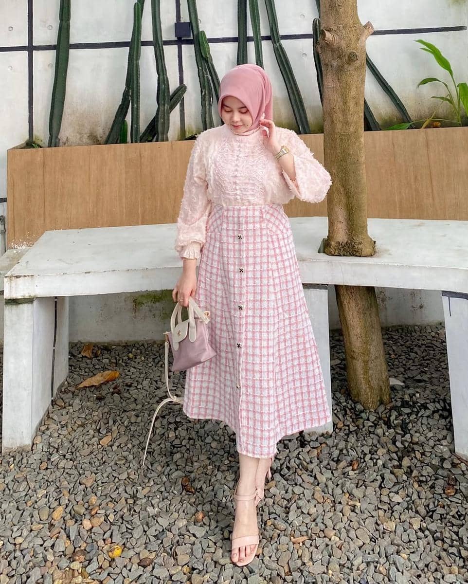potret ide OOTD anggun nuansa pink ala Cindy Novika