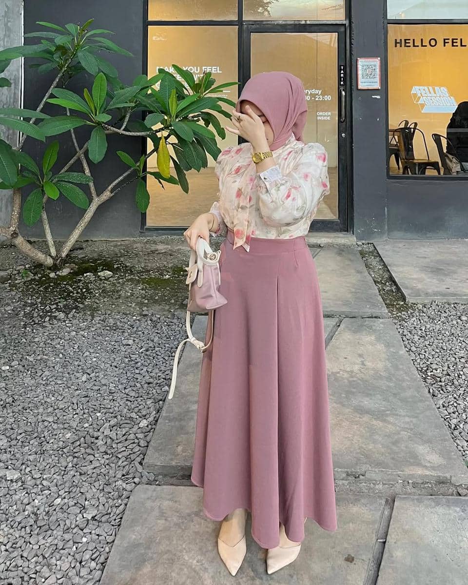 potret ide OOTD hijab nuansa pink ala Cindy Novika