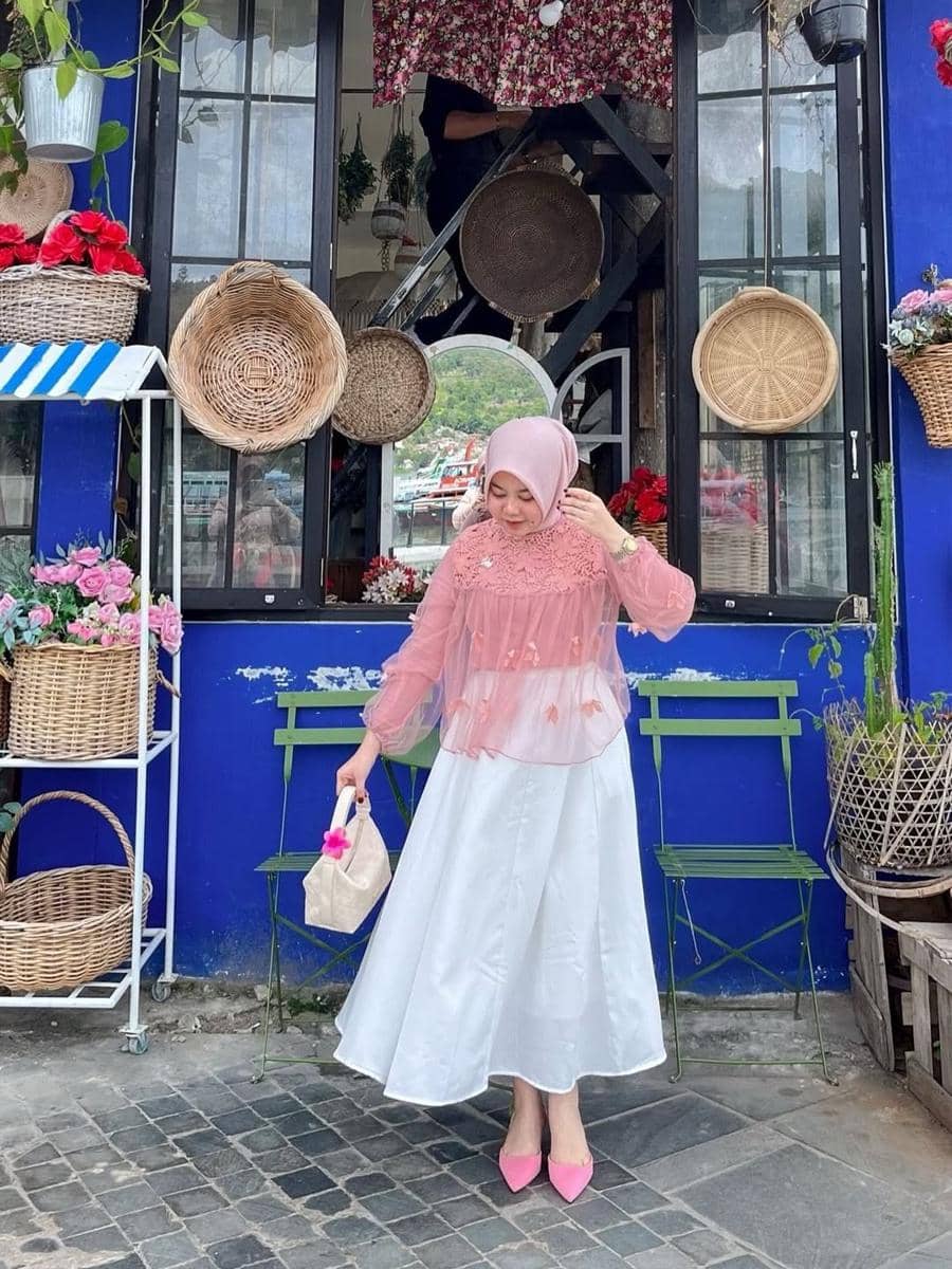 potret ide outfit feminin nuansa pink ala Cindy Novita