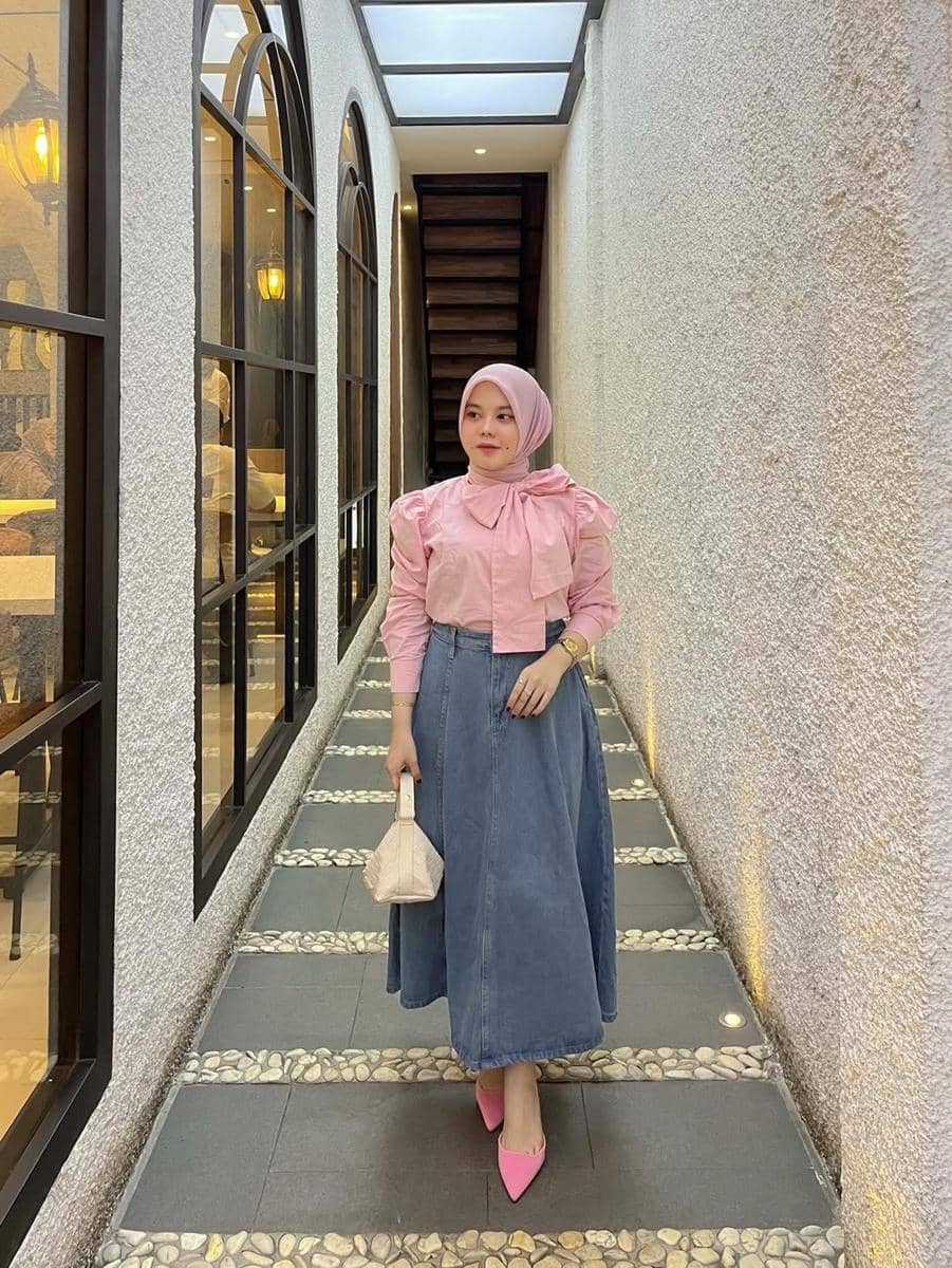 potret ide OOTD hijab nuansa pink ala Cindy Novika