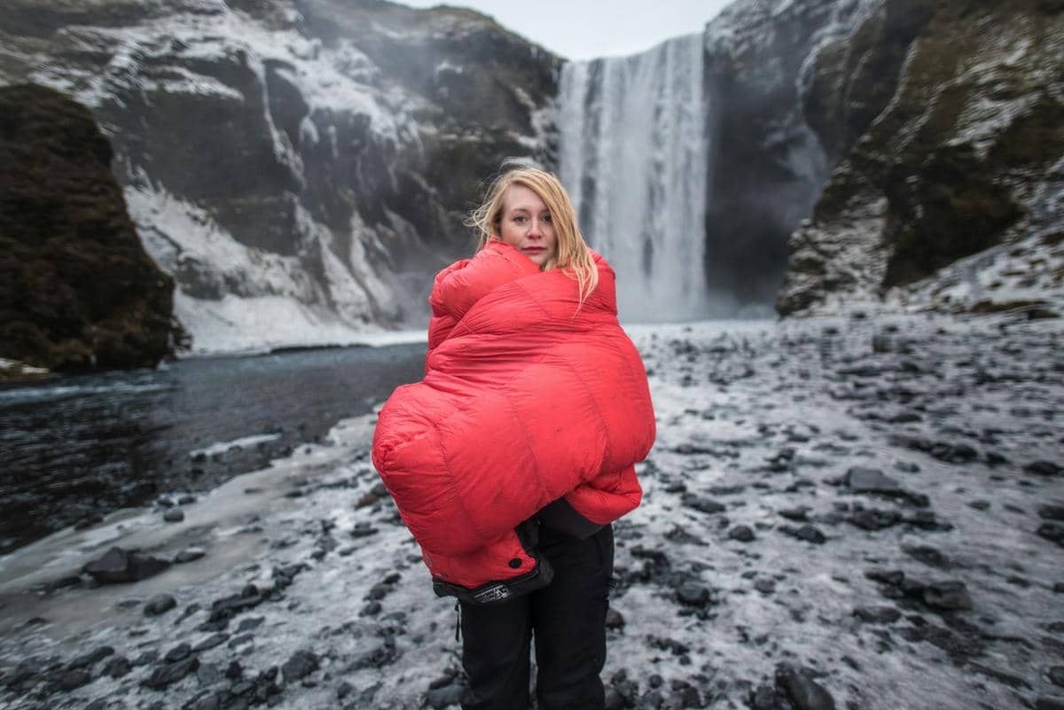 ilustrasi pendaki menggunakan sleeping bag