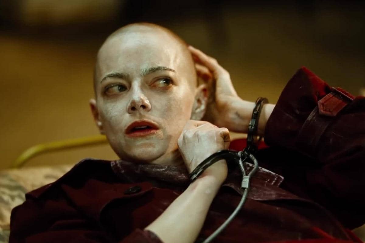 Emma Stone dalam film Bugonia