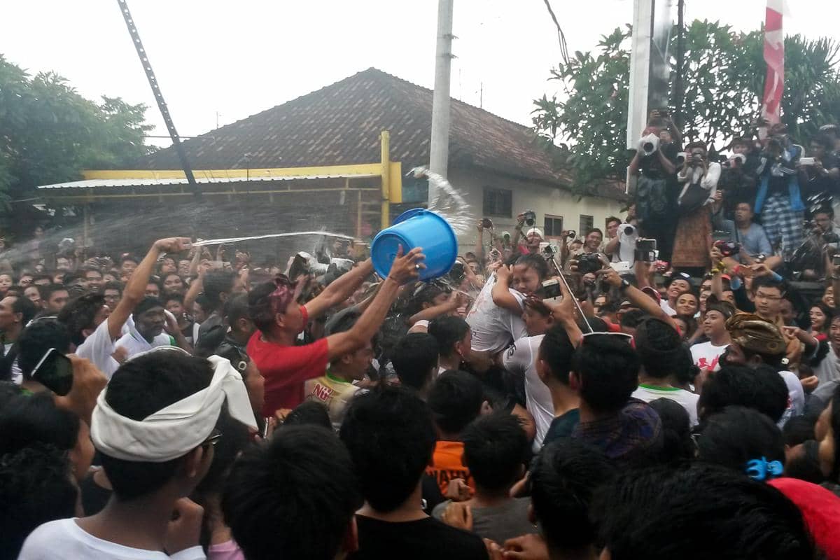 suasana saat Omed-omedan berlangsung (dok.pribadi/Natalia Indah)