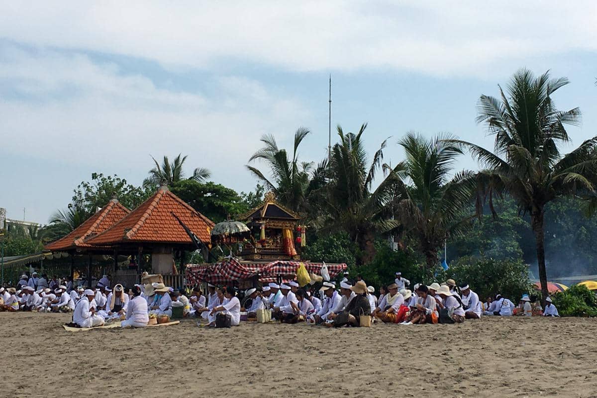 masyarakat Bali yang akan Melasti (dok.pribadi/Natalia Indah)