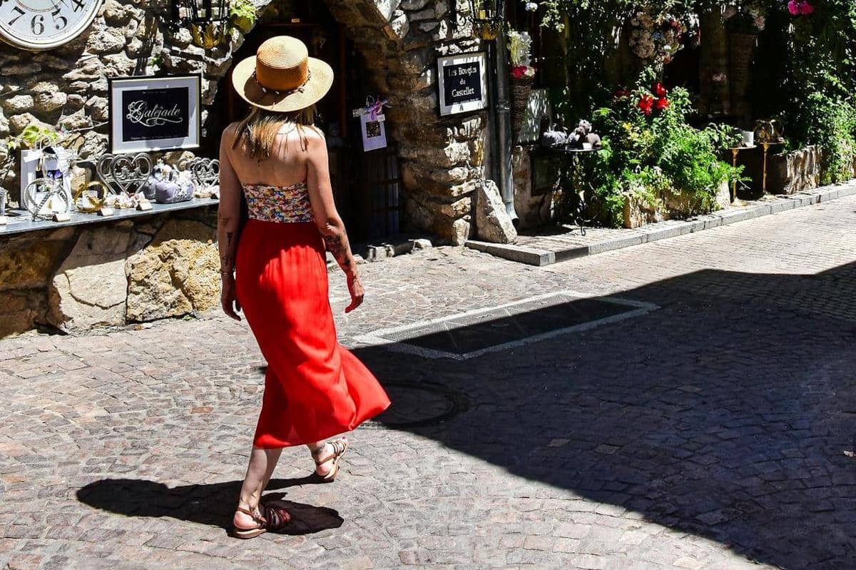 ilustrasi cara memilih batu alam eksterior agar tidak mudah ditumbuhi lumut