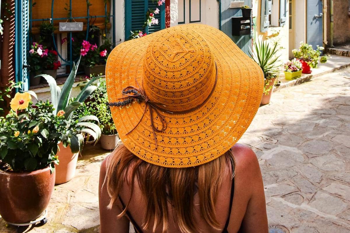 ilustrasi cara memilih batu alam eksterior agar tidak mudah ditumbuhi lumut