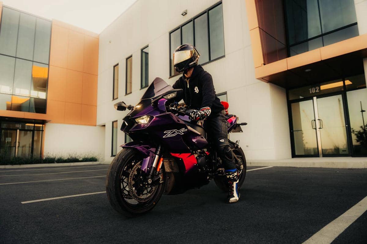 ilustrasi mengendarai motor