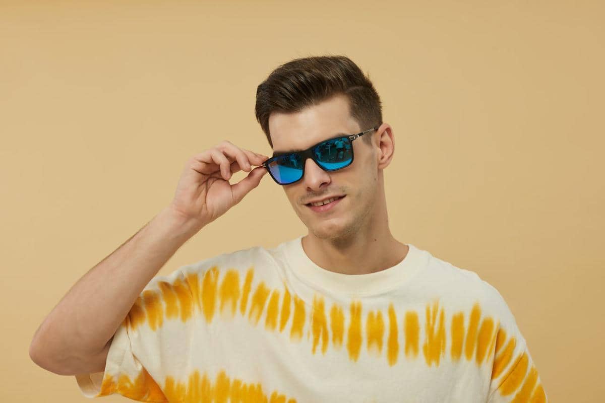 ilustrasi pria dengan kaos kuning