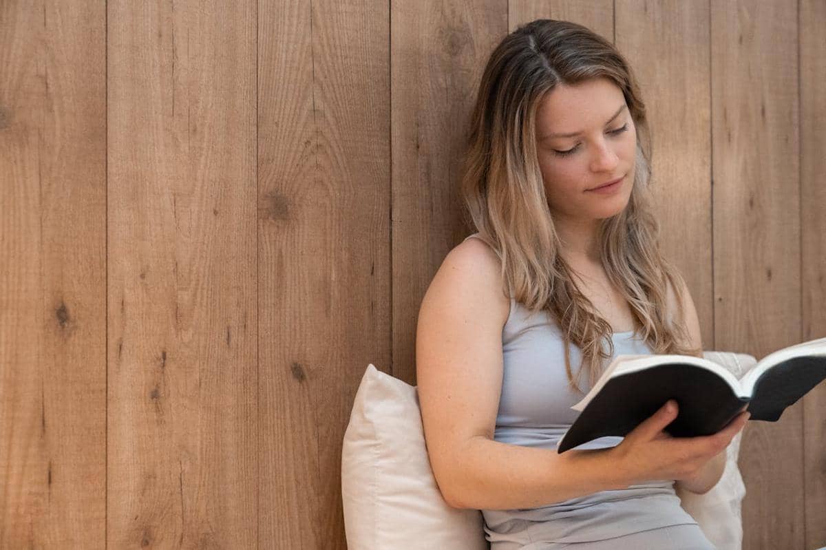 Wanita sedang membaca buku.