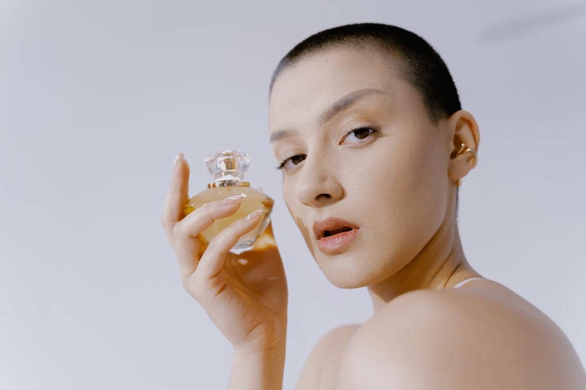 Ilustrasi memegang parfum