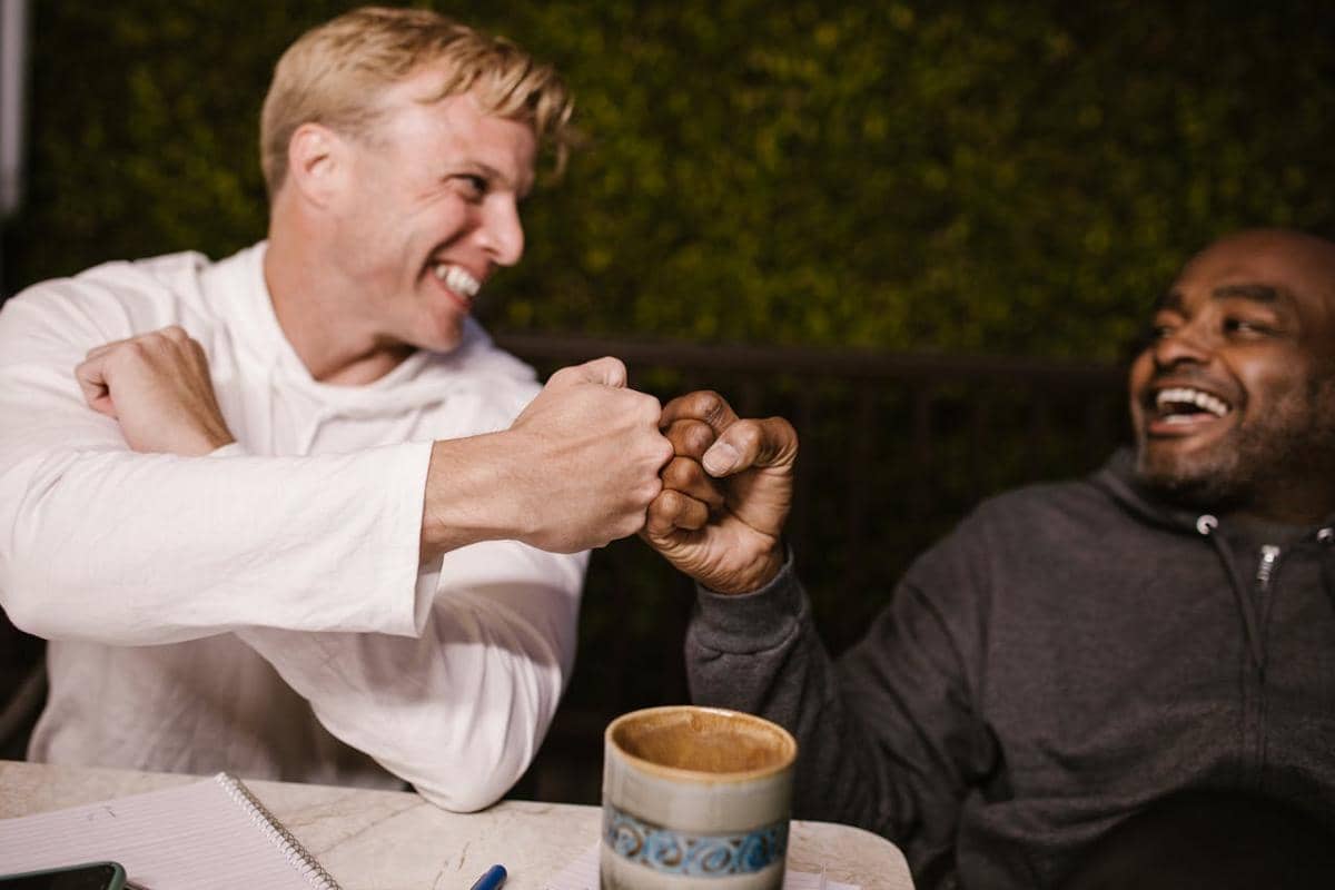 ilustrasi obrolan dua cowok