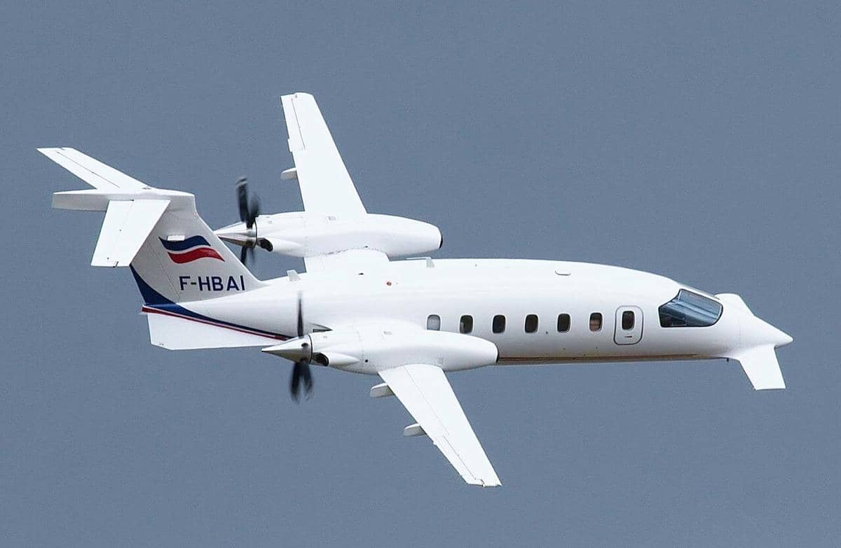 Piaggio P-180 Avanti merupakan salah satu pesawat turboprop tercepat di dunia dengan kecepatan sekitar 745 km/jam 