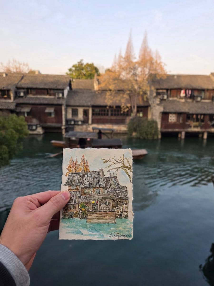 Bryan Domani jalan-jalan di Wuzhen, Zhejiang.