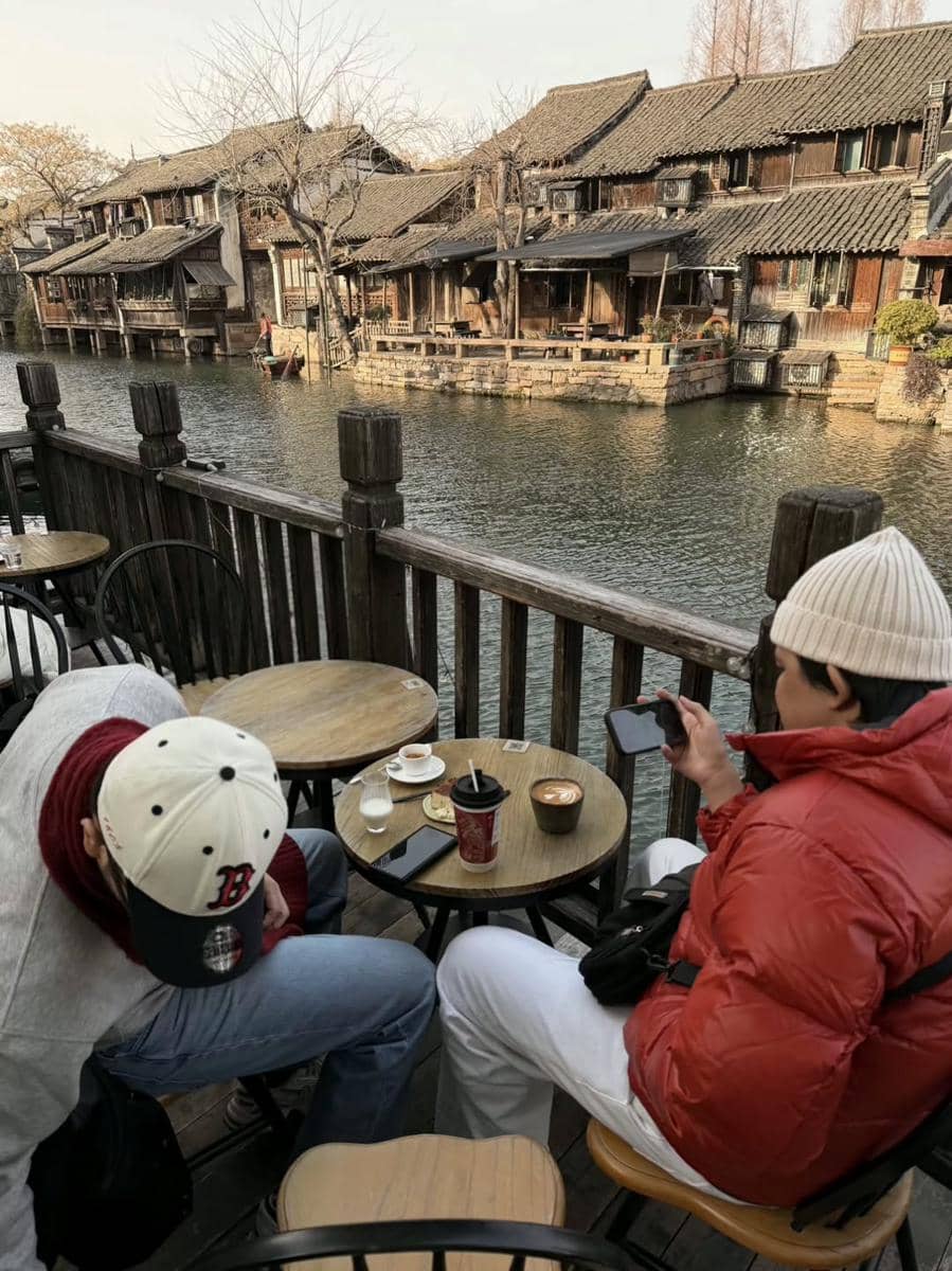 Bryan Domani jalan-jalan di Wuzhen, Zhejiang.