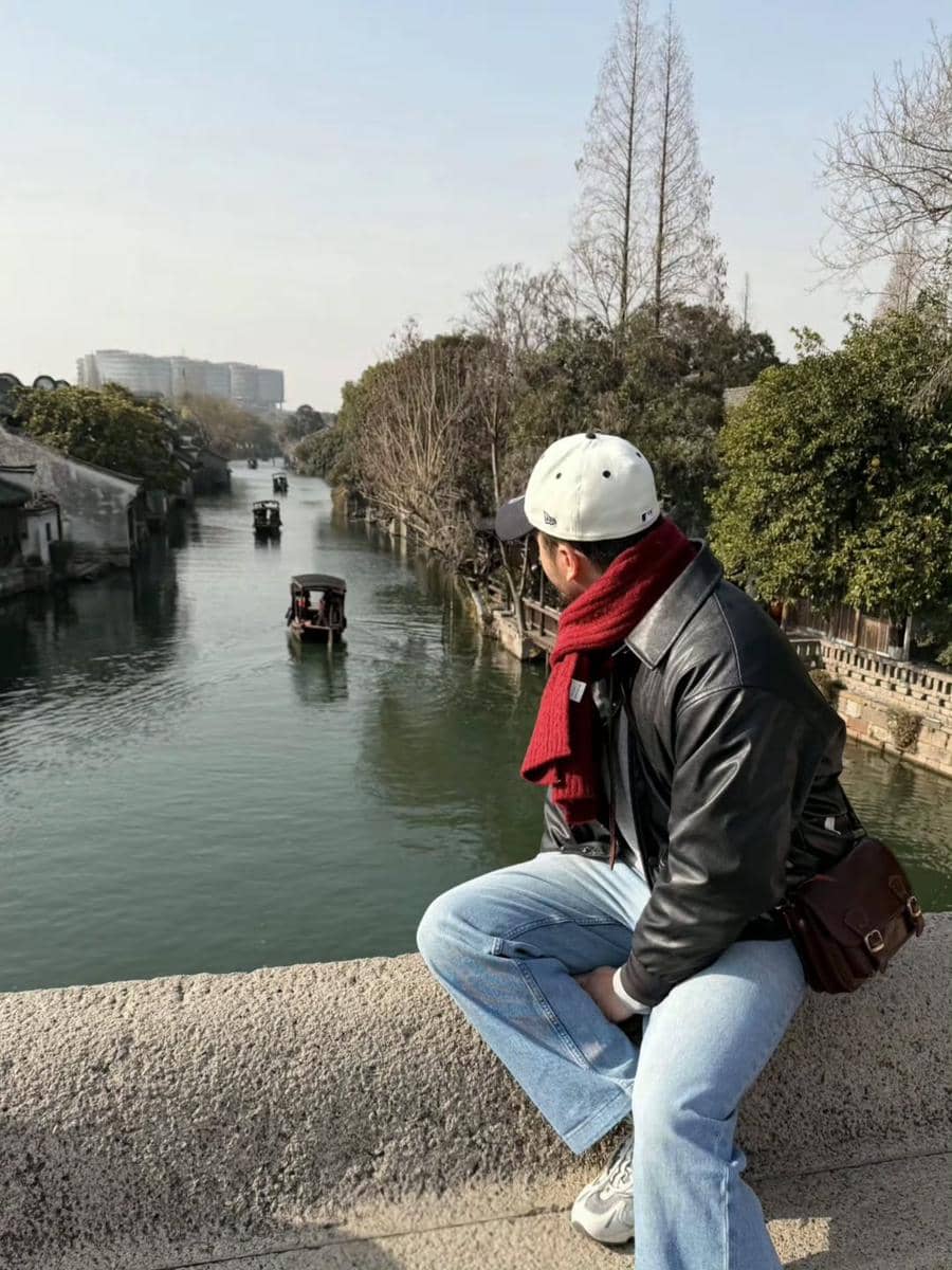 Bryan Domani jalan-jalan di Wuzhen, Zhejiang.