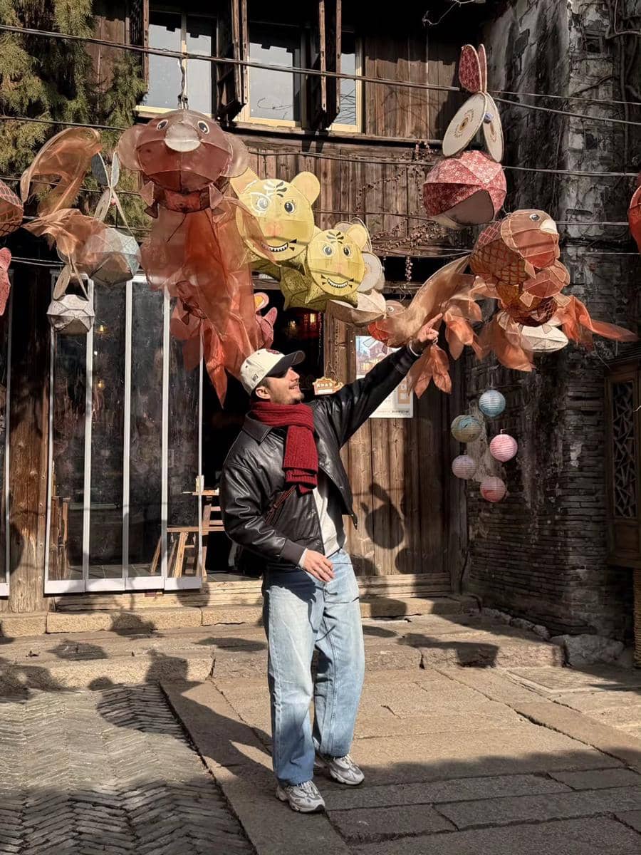 Bryan Domani jalan-jalan di Wuzhen, Zhejiang.