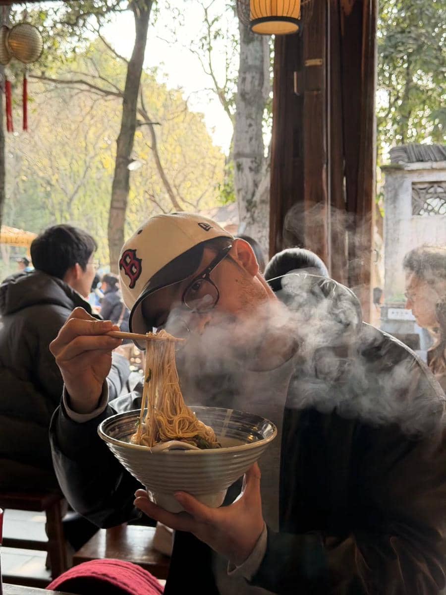 Bryan Domani jalan-jalan di Wuzhen, Zhejiang.