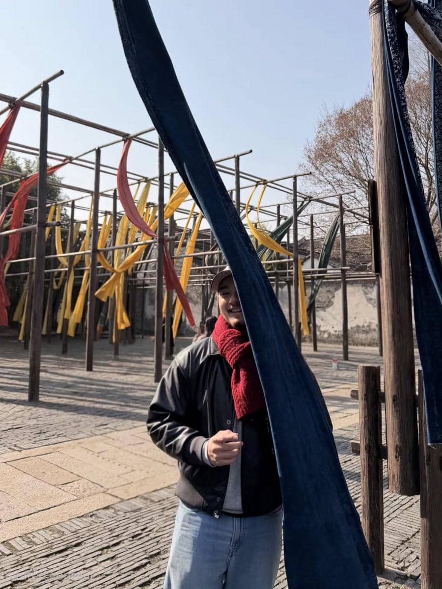 Bryan Domani jalan-jalan di Wuzhen, Zhejiang.