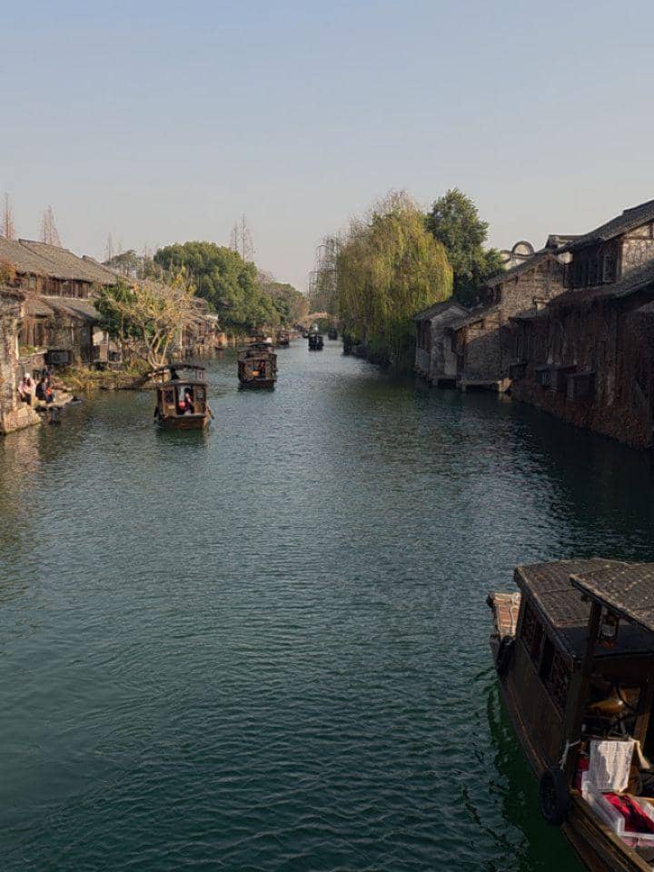 Bryan Domani jalan-jalan di Wuzhen, Zhejiang.