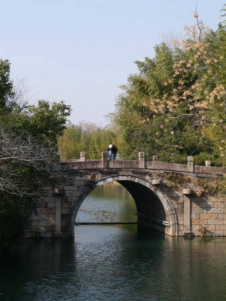 Bryan Domani jalan-jalan di Wuzhen, Zhejiang.