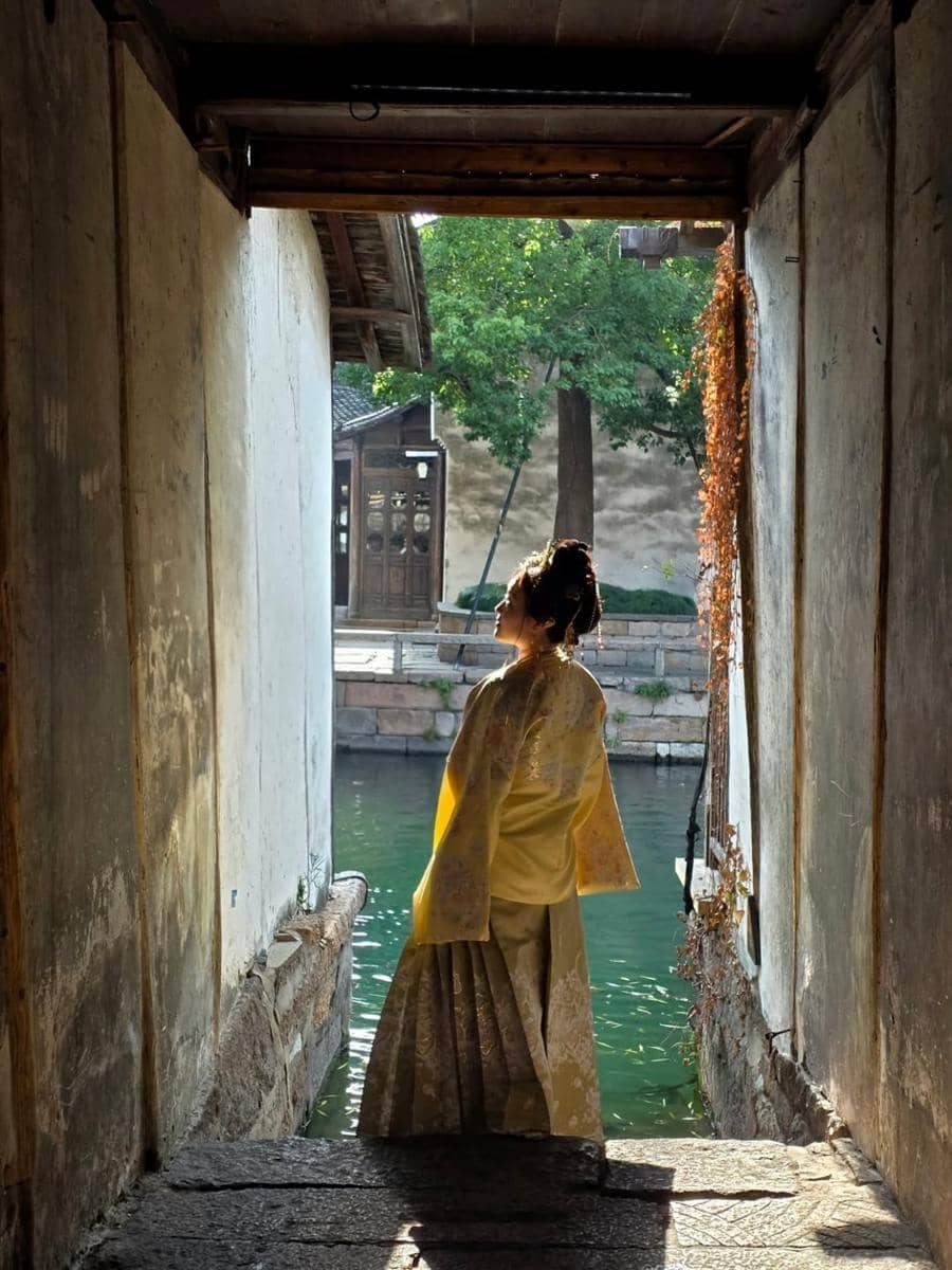 Bryan Domani jalan-jalan di Wuzhen, Zhejiang.