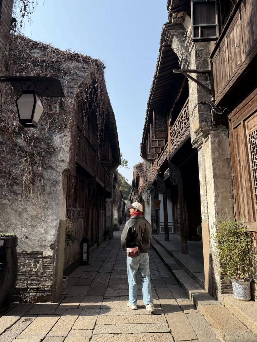 Bryan Domani jalan-jalan di Wuzhen, Zhejiang.