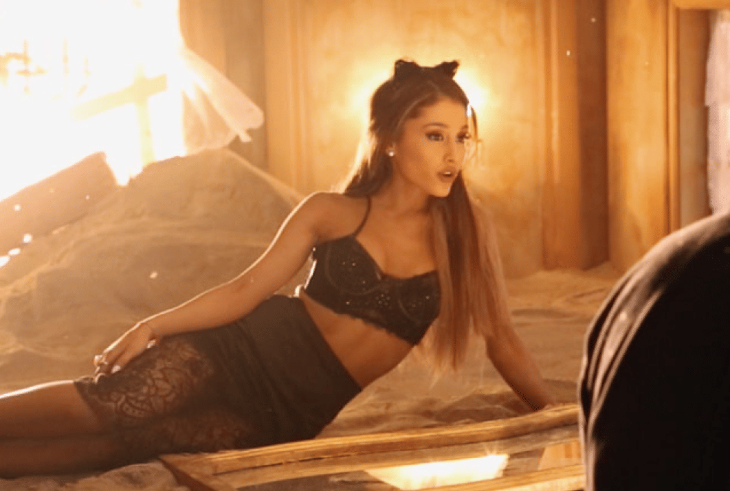 Ariana Grande dalam musik video "Love Me Harder"