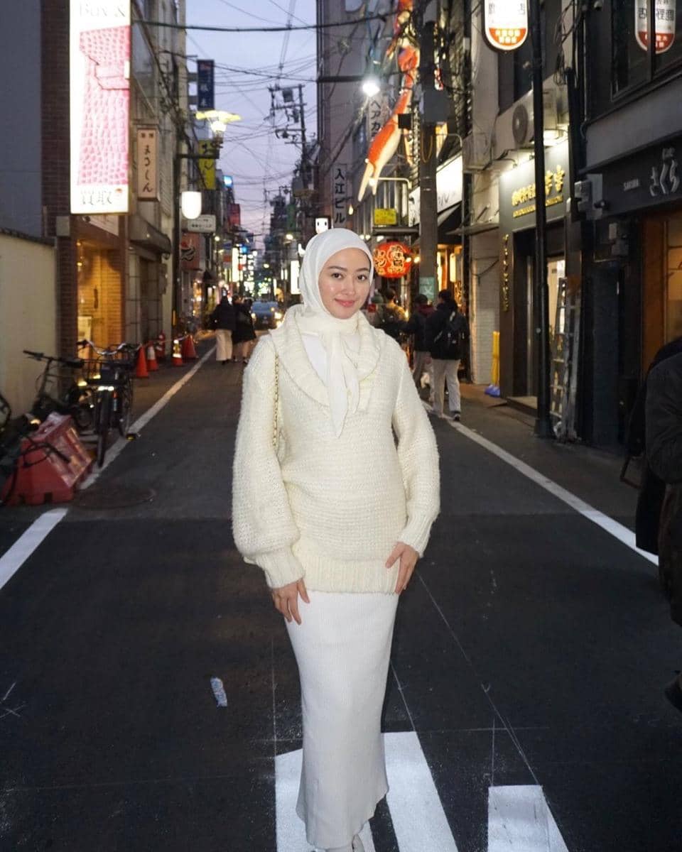 Ide OOTD hijab modis ala Puteri Modiyanti