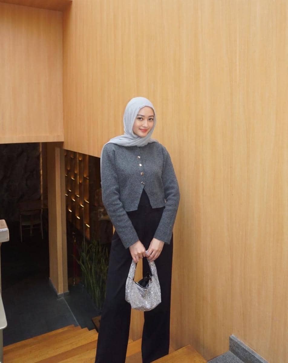 Ide OOTD hijab modis ala Puteri Modiyanti 