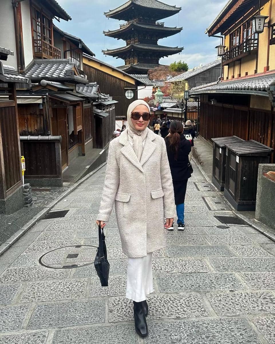 Ide OOTD hijab modis ala Puteri Modiyanti 