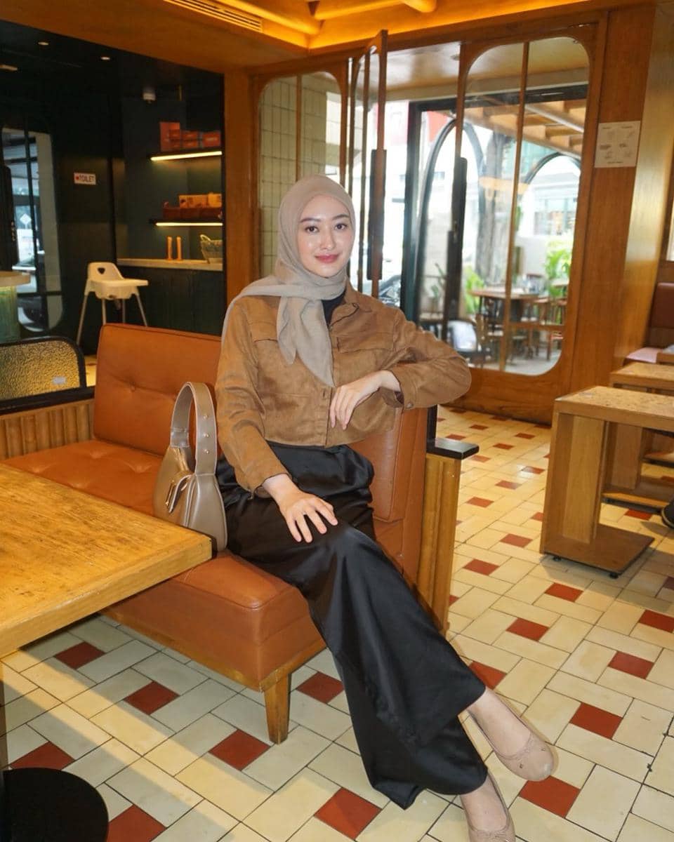 Ide OOTD hijab modis ala Puteri Modiyanti 