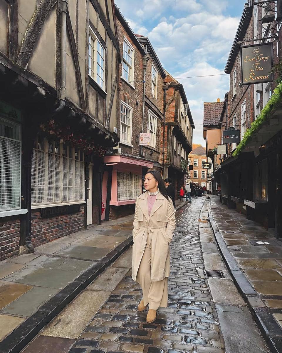 ide mix and match sepatu boots ala Prilly Latuconsina