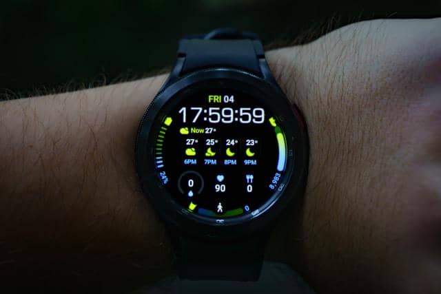 ilustrasi pencatatan data pada smartwatch 