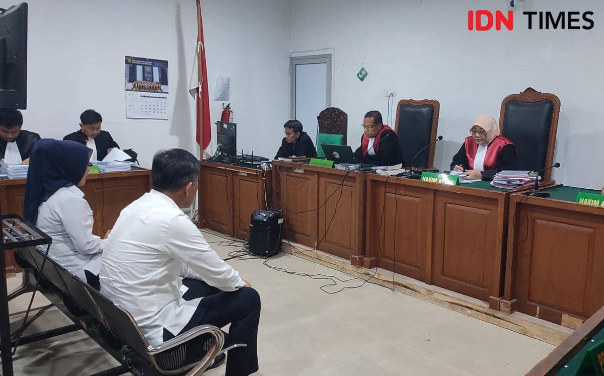 Eks Wakil Wali Kota Palembang, Fitrianti Agustinda dan Eks Anggota DPRD Palembang Dedi Siprianto saat mendengarkan tuntutan dari JPU Kejari Palembang (IDN Times/Rangga Erfizal)
