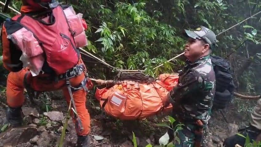 Pesawat ATR 42-500 korban jenazah.jpeg