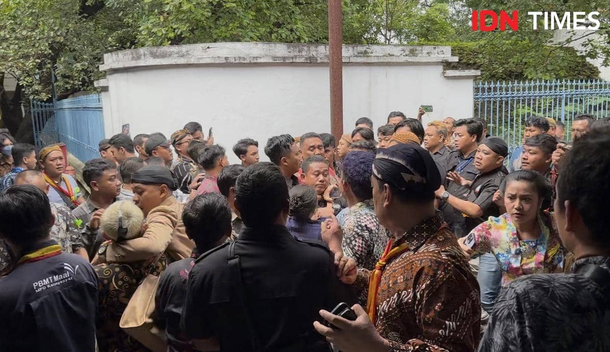 Suasana kericuhan jelang penyerahan SK Menteri Kebudayaan di Keraton Solo. (IDN Times/Larasati Rey)