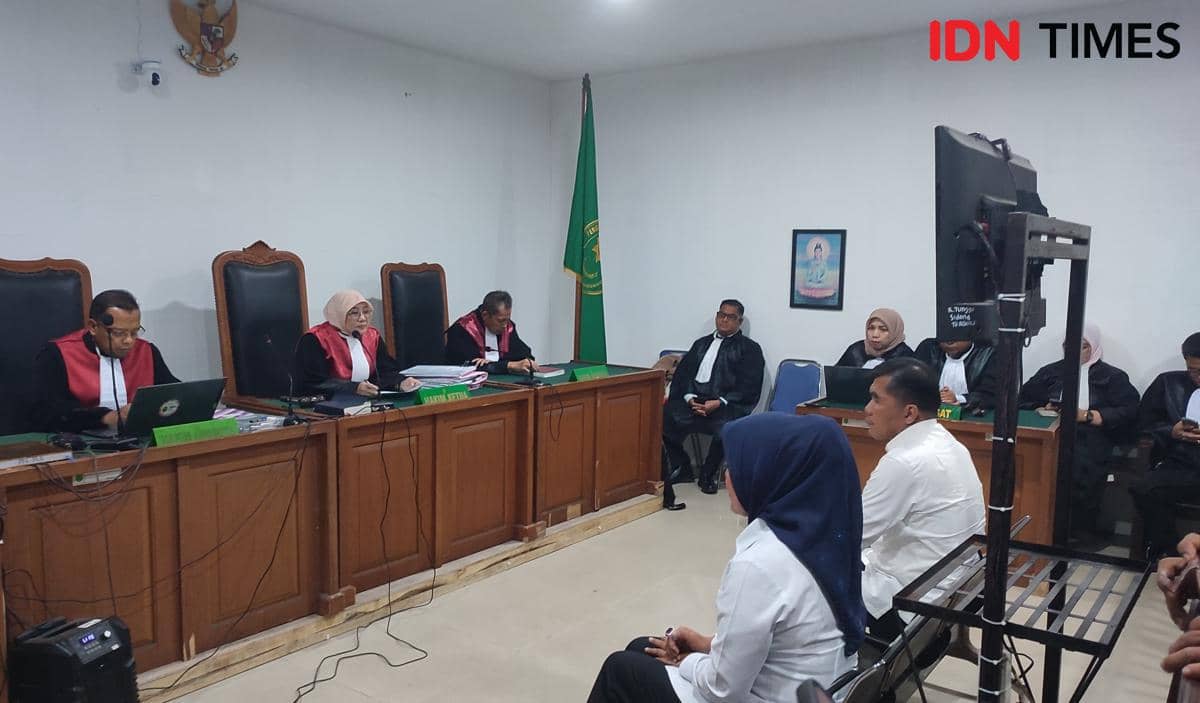 Eks Wakil Wali Kota Palembang, Fitrianti Agustinda dan Eks Anggota DPRD Palembang Dedi Siprianto saat mendengarkan tuntutan dari JPU Kejari Palembang (IDN Times/Rangga Erfizal)