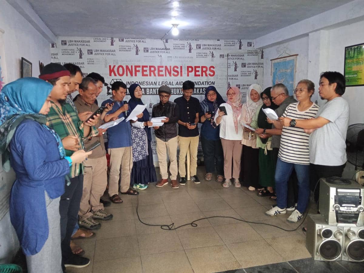 Koalisi Organisasi Masyarakat Sipil (OMS) Sulawesi Selatan Kawal Pemilu menyampaikan pernyataan sikap menolak rencana pencabutan Pilkada langsung di Kantor LBH Makassar, Senin (19/1/2026). (Dok. OMS Sulsel) 