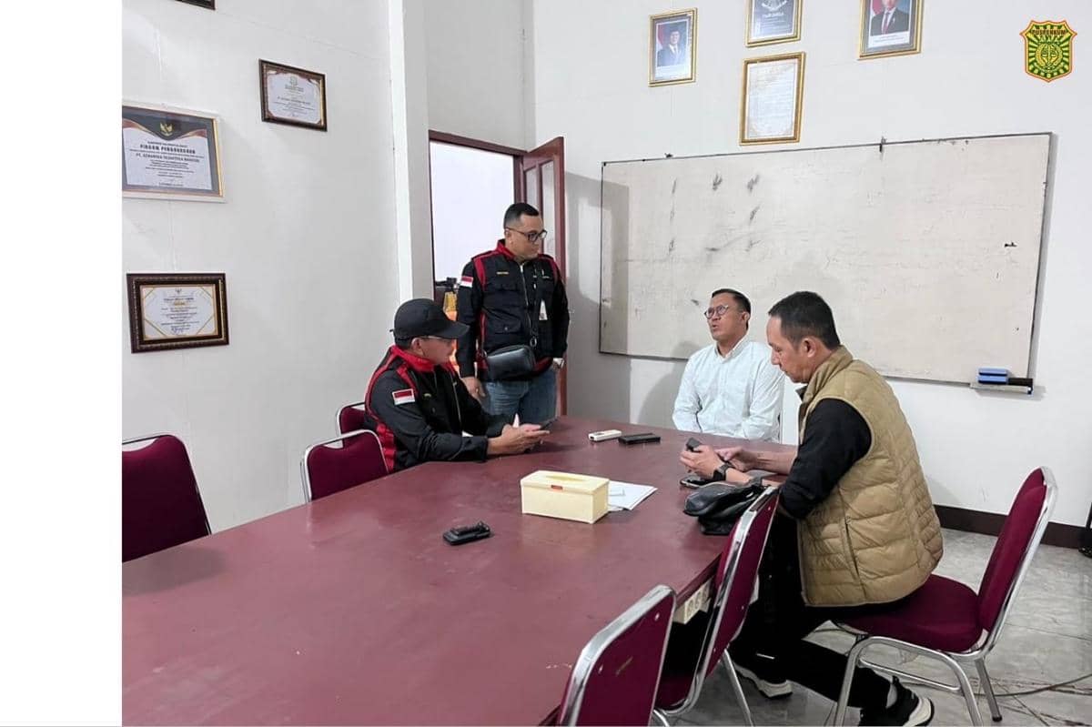 Petugas Kejati Kalbar lakukan penggeledahan di PT DSM.