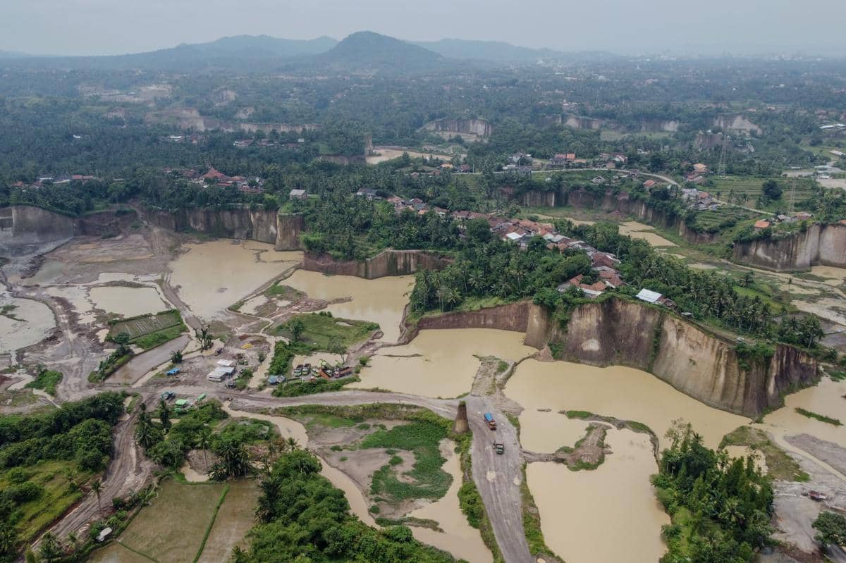 Foto udara tambang pasir ilegal yang masih beroperasi di Bagendung, Kota Cilegon, Banten, Selasa (20/1/2026).  Pemda menertibkan tambang ilegal di Cilegon 