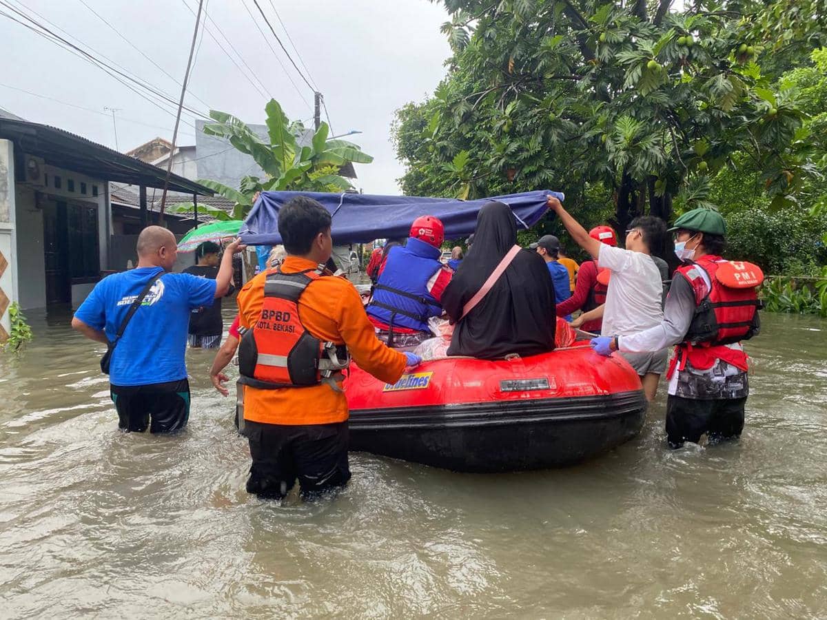 Pendistribusian bantuan logistik kepada warga terdampak banjir di beberapa titik lokasi wilayah Kota Bekasi