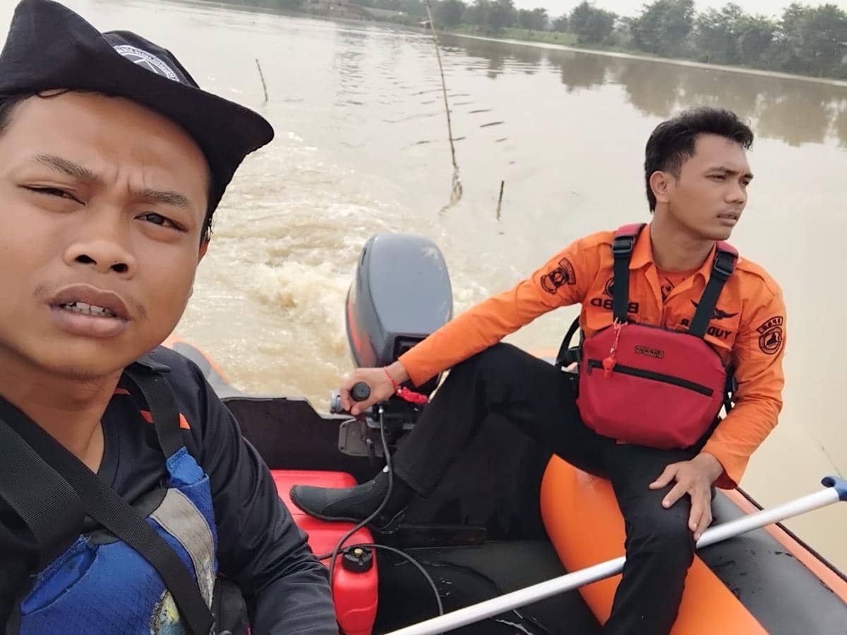Proses evakuasi warga terdampak banjir di wilayah Kabupaten Karawang, Senin (19/1).