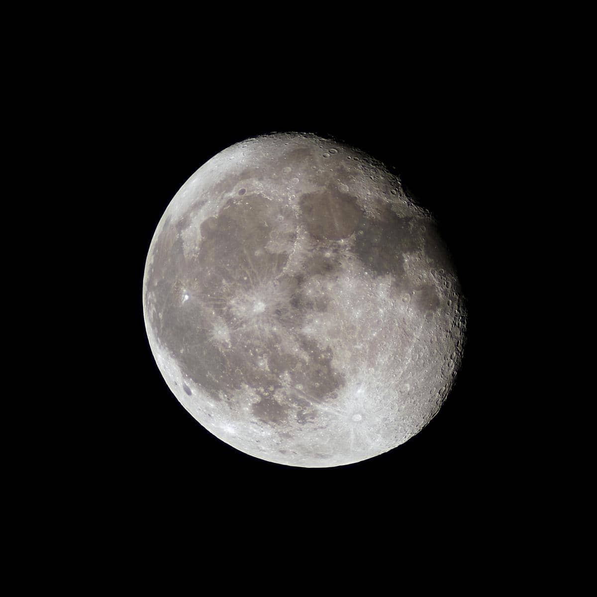 bulan yang sebenarnya tidak bulat