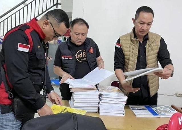 Tim penyidik Kejati Kalbar geledah PT DSM terkait kasus korupsi pertambangan bauksit.