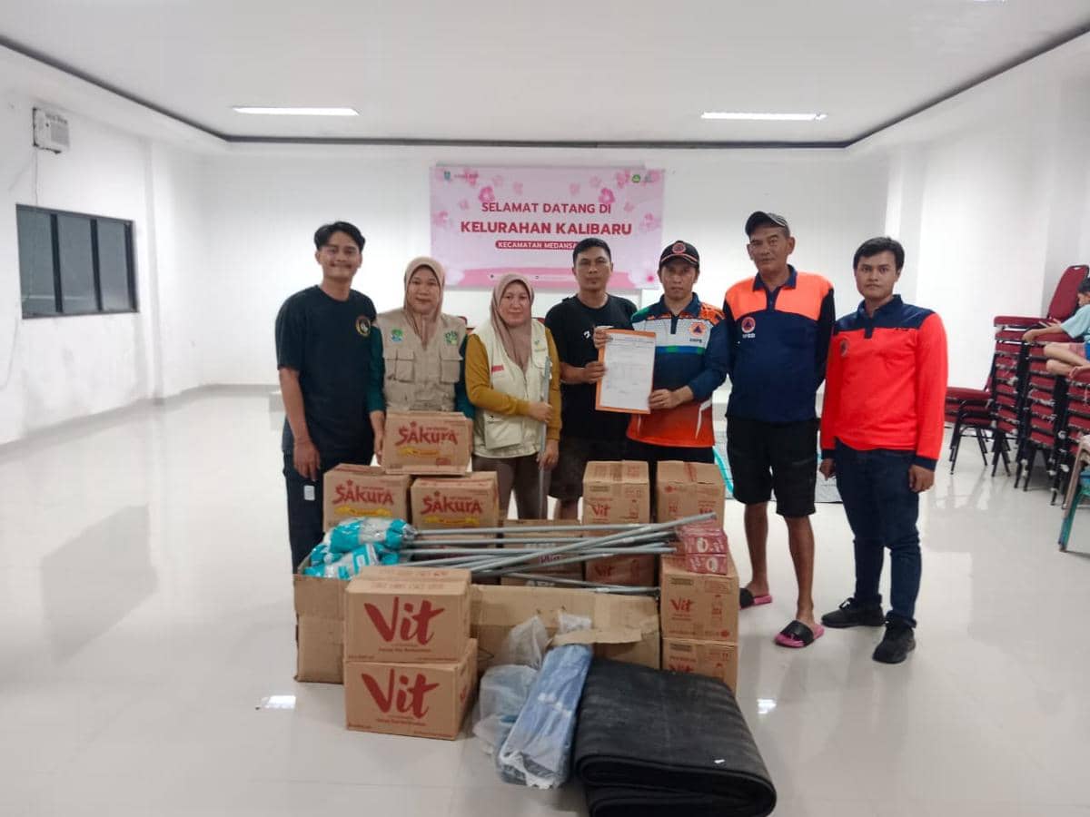 Pendistribusian bantuan logistik kepada warga terdampak banjir di beberapa titik lokasi wilayah Kota Bekasi