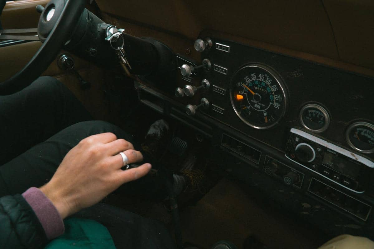 ilustrasi mengemudi mobil tua