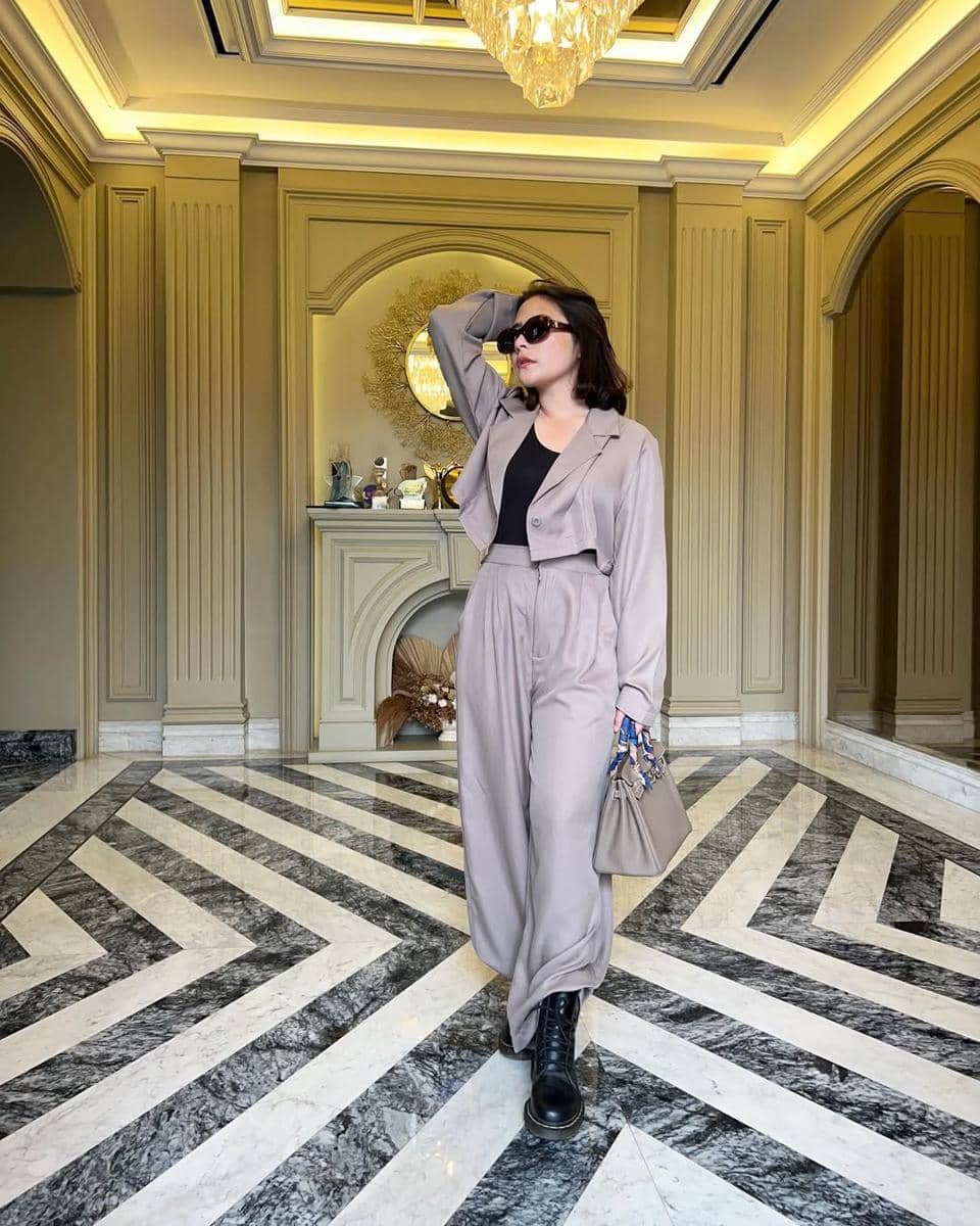 ide mix and match sepatu boots ala Prilly Latuconsina