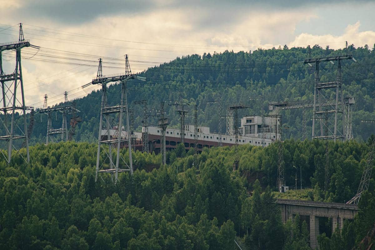 ilustrasi operator pembangkit listrik