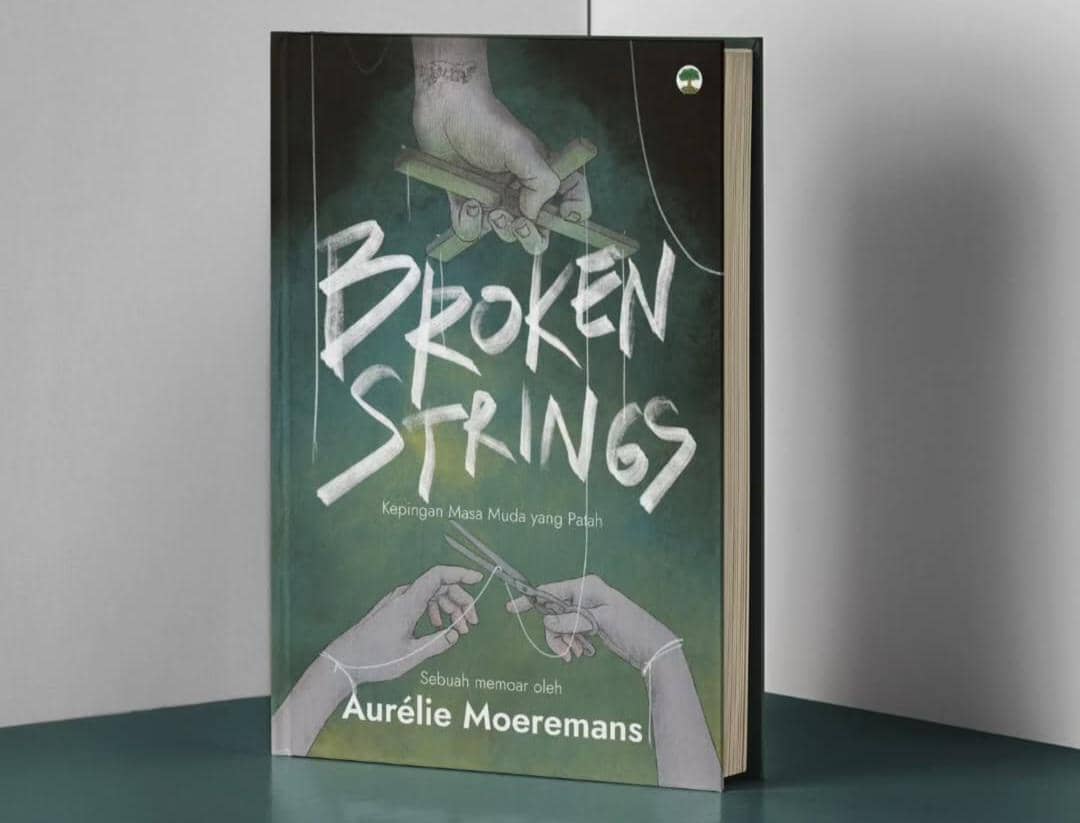 cover buku Broken Strings karya Aurelie Moeremans
